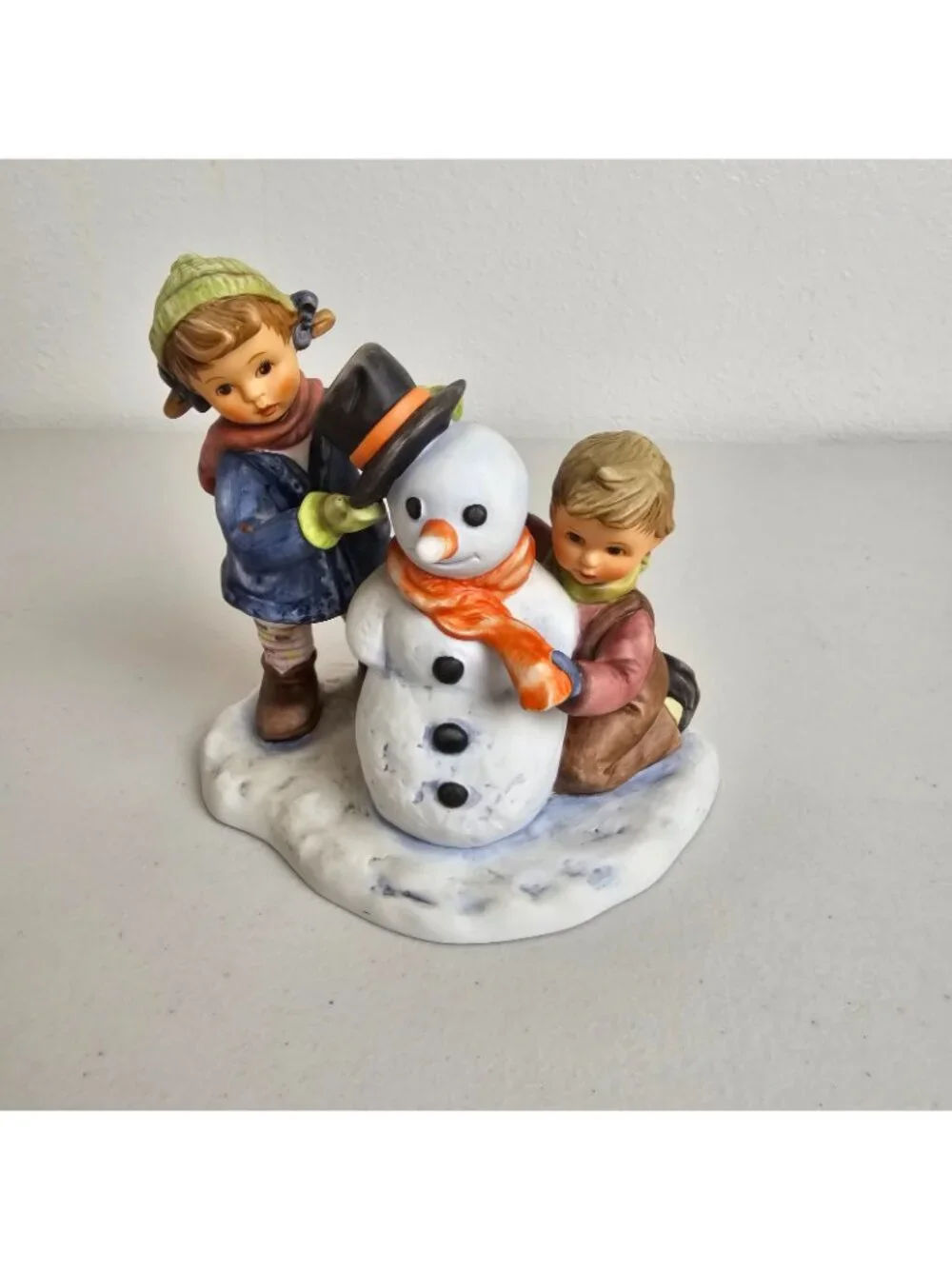 "Crowning Touch" Goebel Berta Hummel '99 Figure BH 82 Orig Open Box Cert Of Auth - Picture 2 of 10
